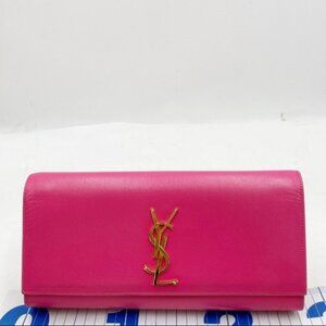 This pre-owned Louis Vuitton Saleya PM is guaranteed 100% authentic. The exterio